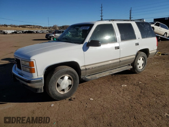 1999 GMC Denali z VIN 1GKEK13R5XR503159, wystawiony jako Copart lot #89018655 z przebiegiem 229 819 mil mil oraz Czysty tytuł • Clean title. Historia ofert i sprzedaży dostępna na DreamBid. Obrazek 1.