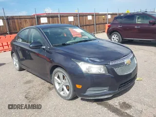 2014 Chevrolet Cruze 2LT z VIN 1G1PE5SB9E7132483, wystawiony jako IAAI lot #42372358 z przebiegiem 175 164 mil mil oraz . Historia ofert i sprzedaży dostępna na DreamBid. Obrazek 1.