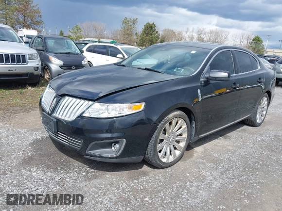 2011 Lincoln MKS EcoBoost z VIN 1LNHL9FTXBG600398, wystawiony jako IAAI lot #42375350 z przebiegiem 114 274 mil mil oraz . Historia ofert i sprzedaży dostępna na DreamBid. Obrazek 2.