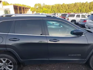 2017 Jeep Cherokee Latitude z VIN 1C4PJLCB6HW542030, wystawiony jako IAAI lot #42306511 z przebiegiem 85 461 mil mil oraz . Historia ofert i sprzedaży dostępna na DreamBid. Obrazek 13.