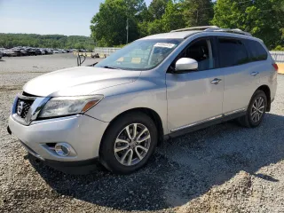 2015 Nissan Pathfinder SV z VIN 5N1AR2MN7FC704629, wystawiony jako Copart lot #54884225 z przebiegiem 149 671 mil mil oraz Szkoda całkowita • Salvage title. Historia ofert i sprzedaży dostępna na DreamBid. Obrazek 1.