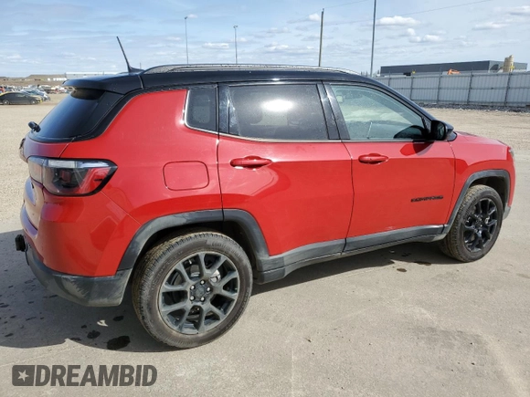 2024 Jeep Compass Latitude Lux z VIN 3C4NJDFNXRT579012, wystawiony jako Copart lot #53062435 z przebiegiem 16 982 mil mil oraz Czysty tytuł • Clean title. Historia ofert i sprzedaży dostępna na DreamBid. Obrazek 3.
