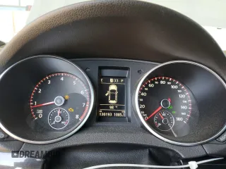 2013 Volkswagen GTI w/Conv & Sunroof z VIN WVWFD7AJ4DW031740, wystawiony jako Copart lot #70099084 z przebiegiem 130 193 mil mil oraz Szkoda całkowita • Salvage title. Historia ofert i sprzedaży dostępna na DreamBid. Obrazek 9.