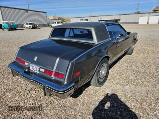 1985 Oldsmobile Toronado Custom Brougham z VIN 1G3EZ57Y7FE330055, wystawiony jako Copart lot #43433285 z przebiegiem 931 486 mil mil oraz Tytuł czysty. Historia ofert i sprzedaży dostępna na DreamBid. Obrazek 4.