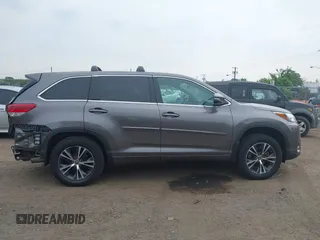 2018 Toyota Highlander LE z VIN 5TDBZRFH1JS896873, wystawiony jako IAAI lot #42501993 z przebiegiem 63 877 mil mil oraz . Historia ofert i sprzedaży dostępna na DreamBid. Obrazek 13.