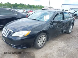 2014 Chrysler 200 LX z VIN 1C3CCBAB7EN231122, wystawiony jako IAAI lot #42375906 z przebiegiem 197 000 mil mil oraz . Historia ofert i sprzedaży dostępna na DreamBid. Obrazek 2.