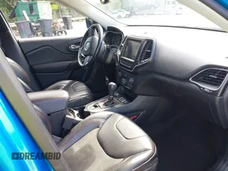 2019 Jeep Cherokee Trailhawk z VIN 1C4PJMBX1KD336247, wystawiony jako IAAI lot #42646549 z przebiegiem 61 636 mil mil oraz . Historia ofert i sprzedaży dostępna na DreamBid. Obrazek 5.