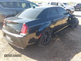 2019 Chrysler 300 S z VIN 2C3CCABG5KH562838, wystawiony jako IAAI lot #42134711 z przebiegiem 118 506 mil mil oraz . Historia ofert i sprzedaży dostępna na DreamBid. Obrazek 4.