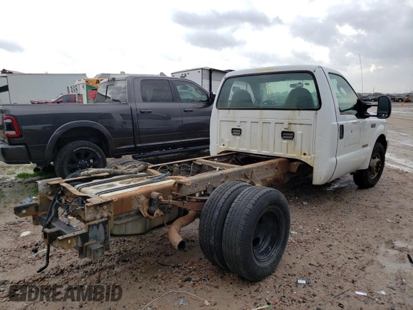 2004 Ford F-350 with VIN 1FDWF36P44EC05243, listed as a Copart auction lot 37153244 with 221,116 mi miles and Salvage title. Bid and sale history available at DreamBid. Image 3.