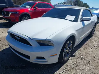 2014 Ford Mustang V6 z VIN 1ZVBP8EM5E5213273, wystawiony jako IAAI lot #41833081 z przebiegiem 123 857 mil mil oraz . Historia ofert i sprzedaży dostępna na DreamBid. Obrazek 19.