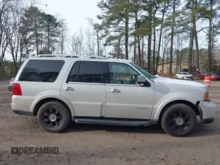 2006 Lincoln Navigator Luxury with VIN 5LMFU27506LJ25785, listed as a IAAI auction lot 41283074 with 73,040 mi miles. Bid and sale history available at carsss.com. Image 13.
