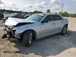 2013 Chrysler 300 S z VIN 2C3CCAGT6DH590446, wystawiony jako Copart lot #65421044 z przebiegiem 102 442 mil mil oraz Szkoda całkowita • Salvage title. Historia ofert i sprzedaży dostępna na DreamBid. Obrazek 1.