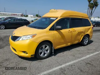 2013 Toyota Sienna LE AAS z VIN 5TDKK3DC6DS302243, wystawiony jako Copart lot #54621935 z przebiegiem 419 993 mil mil oraz Szkoda całkowita • Salvage title. Historia ofert i sprzedaży dostępna na DreamBid. Obrazek 1.