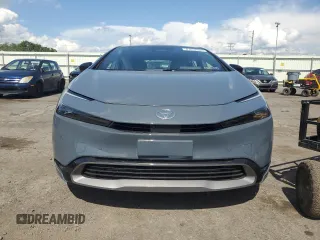 2024 Toyota Prius LE z VIN JTDADABU4R3021525, wystawiony jako Copart lot #61652045 z przebiegiem 2 120 mil mil oraz Szkoda całkowita • Salvage title. Historia ofert i sprzedaży dostępna na DreamBid. Obrazek 5.
