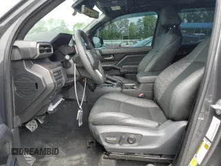 2024 Toyota Tacoma SR5 z VIN 3TMLB5JN2RM017259, wystawiony jako Copart lot #55850015 z przebiegiem 29 596 mil mil oraz Szkoda całkowita • Salvage title. Historia ofert i sprzedaży dostępna na DreamBid. Obrazek 7.