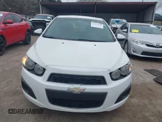 2014 Chevrolet Sonic LS z VIN 1G1JA5SH9E4180377, wystawiony jako IAAI lot #41839198 z przebiegiem 156 357 mil mil oraz . Historia ofert i sprzedaży dostępna na DreamBid. Obrazek 12.