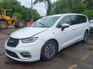 2023 Chrysler Pacifica Hybrid Touring L z VIN 2C4RC1L78PR608880, wystawiony jako IAAI lot #42382470 z przebiegiem 64 278 mil mil oraz . Historia ofert i sprzedaży dostępna na DreamBid. Obrazek 2.