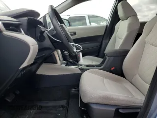2023 Toyota Corolla Cross LE z VIN 7MUBAAAG6PV039602, wystawiony jako Copart lot #53419475 z przebiegiem 34 033 mil mil oraz Szkoda całkowita • Salvage title. Historia ofert i sprzedaży dostępna na DreamBid. Obrazek 7.