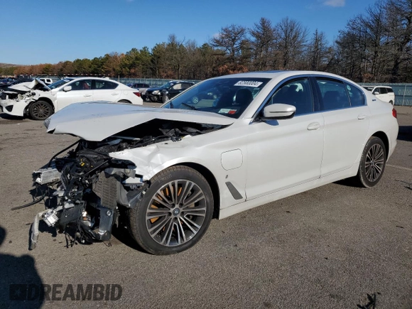 2019 BMW 5 Series 530e xDrive z VIN WBAJB1C5XKB375913, wystawiony jako Copart lot #82580004 z przebiegiem Nie podano mil oraz Szkoda całkowita • Salvage title. Historia ofert i sprzedaży dostępna na DreamBid. Obrazek 1.
