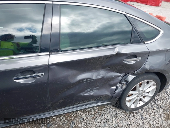 2013 Toyota Avalon XLE z VIN 4T1BK1EB0DU073513, wystawiony jako IAAI lot #42364719 z przebiegiem 208 242 mil mil oraz . Historia ofert i sprzedaży dostępna na DreamBid. Obrazek 6.