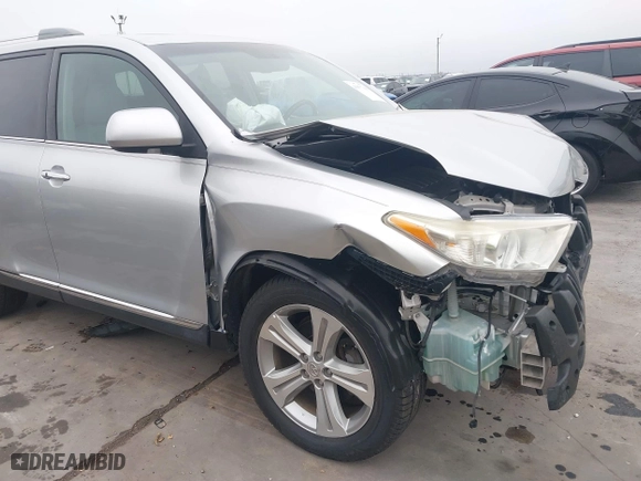 2013 Toyota Highlander Limited with VIN 5TDYK3EH0DS125189, listed as a IAAI auction lot 41077368 with 113,564 mi miles. Bid and sale history available at carsss.com. Image 18.