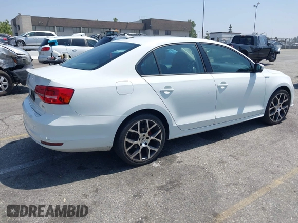 2015 Volkswagen Jetta SE with VIN 3VWD17AJ7FM356897, listed as a IAAI auction lot 42431731 with 121,184 mi miles and . Bid and sale history available at DreamBid. Image 4.