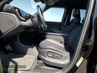 2023 Rivian R1T Adventure z VIN 7FCTGBAA6PN029702, wystawiony jako Copart lot #49833425 z przebiegiem 6608 mil mil oraz Szkody całkowita. Historia ofert i sprzedaży dostępna na DreamBid. Obrazek 7.