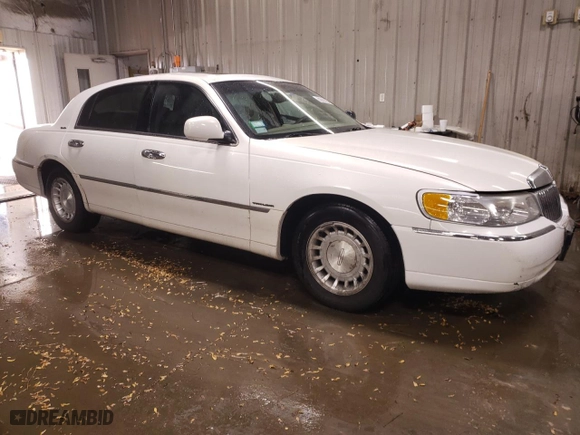 2002 Lincoln Town Car Sig. with VIN 1LNHM82W72Y655487, listed as a Copart auction lot 82911284 with 145,337 mi miles and Salvage Title. Bid and sale history available at carsss.com. Image 4.