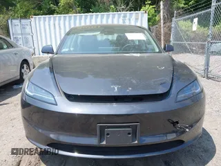 2025 Tesla Model 3 Long Range z VIN 5YJ3E1EBXSF890929, wystawiony jako IAAI lot #42452359 z przebiegiem 2 469 mil mil oraz . Historia ofert i sprzedaży dostępna na DreamBid. Obrazek 6.