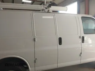 2023 GMC Savana Cargo z VIN 1GTW7AFP2P1120306, wystawiony jako IAAI lot #41802202 z przebiegiem 44 825 mil mil oraz . Historia ofert i sprzedaży dostępna na DreamBid. Obrazek 13.