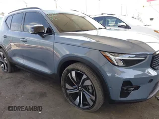 2023 Volvo XC40 Ultimate Dark Theme z VIN YV4L12UX9P2952245, wystawiony jako IAAI lot #42205666 z przebiegiem 19 952 mil mil oraz . Historia ofert i sprzedaży dostępna na DreamBid. Obrazek 6.