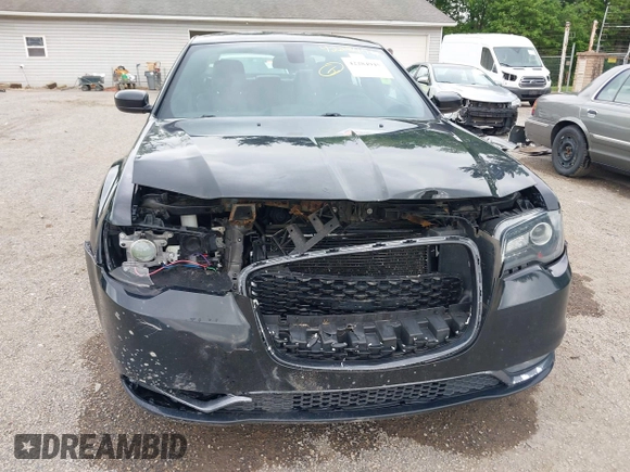 2015 Chrysler 300 S z VIN 2C3CCAGG1FH923044, wystawiony jako IAAI lot #42284945 z przebiegiem 132 681 mil mil oraz . Historia ofert i sprzedaży dostępna na DreamBid. Obrazek 6.