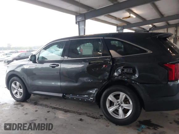 2022 Kia Sorento LX z VIN 5XYRG4LC9NG076804, wystawiony jako IAAI lot #42288908 z przebiegiem 56 750 mil mil oraz . Historia ofert i sprzedaży dostępna na DreamBid. Obrazek 14.