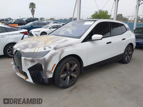 2022 BMW iX xDrive50 z VIN WB523CF01NCK27983, wystawiony jako IAAI lot #42106093 z przebiegiem 21 505 mil mil oraz . Historia ofert i sprzedaży dostępna na DreamBid. Obrazek 24.