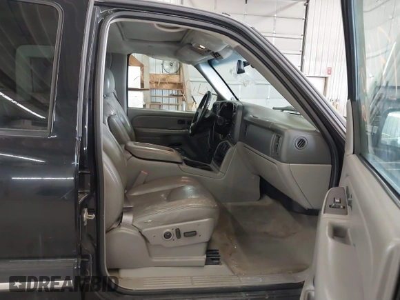 2005 Chevrolet Suburban LT z VIN 1GNFK16Z45J191317, wystawiony jako IAAI lot #41715102 z przebiegiem 322 412 mil mil oraz . Historia ofert i sprzedaży dostępna na DreamBid. Obrazek 5.