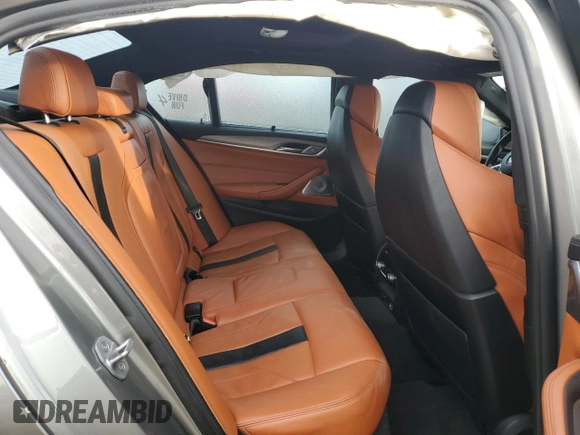 2018 BMW M5 z VIN WBSJF0C56JB282184, wystawiony jako Copart lot #87480414 z przebiegiem Nie podano mil oraz Szkody całkowita. Historia ofert i sprzedaży dostępna na DreamBid. Obrazek 10.