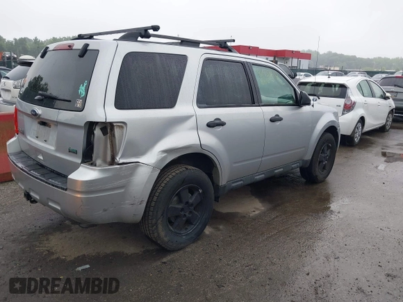 2011 Ford Escape XLT z VIN 1FMCU9DG5BKB13765, wystawiony jako IAAI lot #42458372 z przebiegiem 111 074 mil mil oraz . Historia ofert i sprzedaży dostępna na DreamBid. Obrazek 4.
