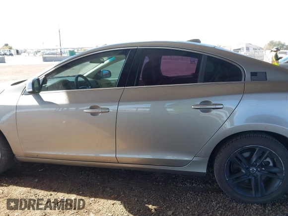 2015 Volvo S60 T5 Drive-E Premier z VIN YV140MFB3F1311727, wystawiony jako IAAI lot #41657590 z przebiegiem 117 794 mil mil oraz . Historia ofert i sprzedaży dostępna na DreamBid. Obrazek 15.