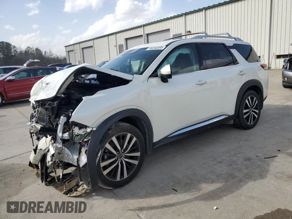 2023 Nissan Pathfinder Platinum z VIN 5N1DR3DGXPC272592, wystawiony jako Copart lot #46348395 z przebiegiem 27 669 mil mil oraz Szkoda całkowita • Salvage title. Historia ofert i sprzedaży dostępna na DreamBid. Obrazek 1.