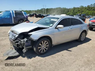 2012 Chrysler 200 Touring z VIN 1C3CCBBB6CN210239, wystawiony jako Copart lot #52638645 z przebiegiem 192 628 mil mil oraz Szkody całkowita. Historia ofert i sprzedaży dostępna na DreamBid. Obrazek 1.