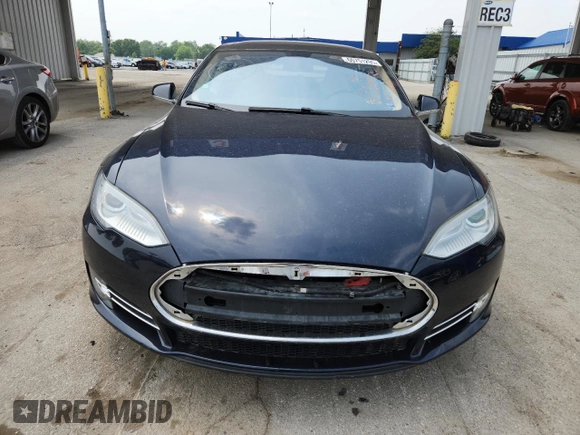 2013 Tesla Model S z VIN 5YJSA1DN6DFP08911, wystawiony jako Copart lot #60751295 z przebiegiem Nie podano mil oraz Czysty tytuł • Clean title. Historia ofert i sprzedaży dostępna na DreamBid. Obrazek 5.