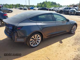 2018 Tesla Model 3 Long Range Battery z VIN 5YJ3E1EBXJF121183, wystawiony jako IAAI lot #42070712 z przebiegiem 71 823 mil mil oraz . Historia ofert i sprzedaży dostępna na DreamBid. Obrazek 4.