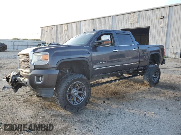 2015 GMC Sierra 2500HD Denali z VIN 1GT120E82FF136326, wystawiony jako Copart lot #55306345 z przebiegiem 181 532 mil mil oraz Szkoda całkowita • Salvage title. Historia ofert i sprzedaży dostępna na DreamBid. Obrazek 1.