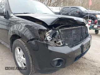 2009 Ford Escape XLS z VIN 1FMCU02759KA61417, wystawiony jako IAAI lot #42102452 z przebiegiem 207 262 mil mil oraz . Historia ofert i sprzedaży dostępna na DreamBid. Obrazek 6.