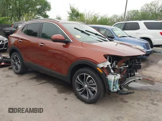 2020 Buick Encore GX Select z VIN KL4MMDS26LB125003, wystawiony jako IAAI lot #42065271 z przebiegiem 34 510 mil mil oraz . Historia ofert i sprzedaży dostępna na DreamBid. Obrazek 1.