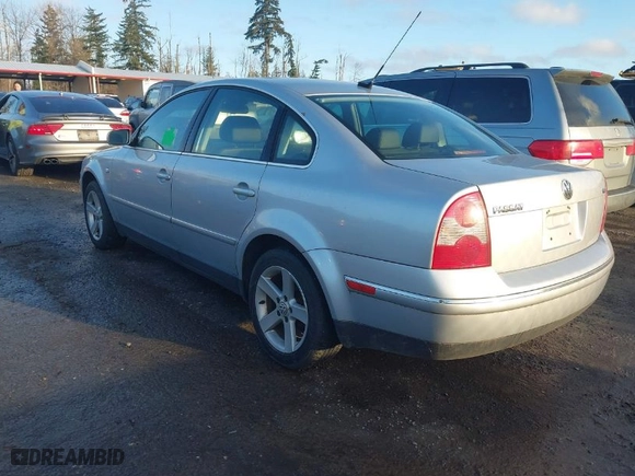 2004 Volkswagen Passat Sedan GLX with VIN WVWRH63B34P057015, listed as a IAAI auction lot 41659722 with 114,225 mi miles. Bid and sale history available at carsss.com. Image 3.