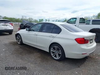2013 BMW 3 Series 328i xDrive z VIN WBA3B3C50DJ810290, wystawiony jako IAAI lot #42188744 z przebiegiem 137 493 mil mil oraz . Historia ofert i sprzedaży dostępna na DreamBid. Obrazek 3.