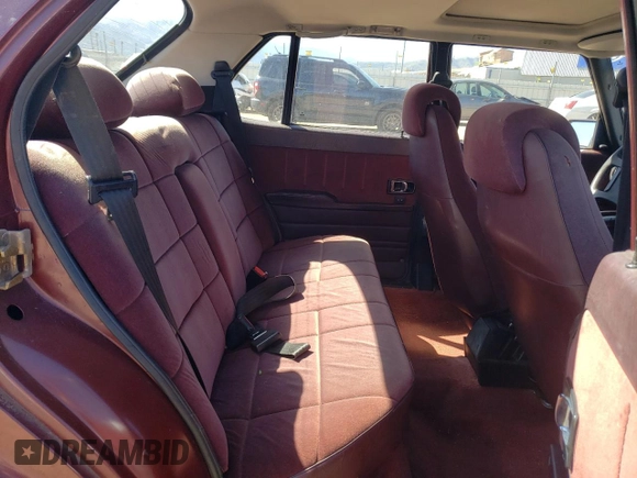 1984 Saab 900 z VIN YS3AH45J0E1012360, wystawiony jako Copart lot #72200784 z przebiegiem 247 761 mil mil oraz Czysty tytuł • Clean title. Historia ofert i sprzedaży dostępna na DreamBid. Obrazek 10.