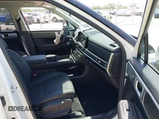 2025 Hyundai Santa Fe SEL z VIN 5NMP24GL5SH076185, wystawiony jako IAAI lot #42255534 z przebiegiem 5 521 mil mil oraz . Historia ofert i sprzedaży dostępna na DreamBid. Obrazek 5.