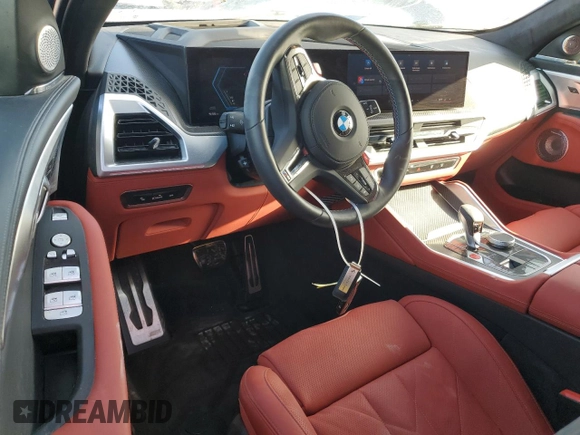 2024 BMW XM z VIN 5YM23CS06R9U92810, wystawiony jako Copart lot #75401504 z przebiegiem 6181 mil mil oraz Nie do naprawy. Historia ofert i sprzedaży dostępna na DreamBid. Obrazek 8.